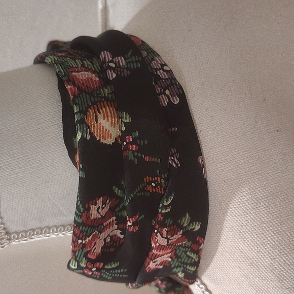 Bill Blass Printed Silk Scarf Black Gold Floral Head Neck Scarf Vintage - Picture 5 of 5